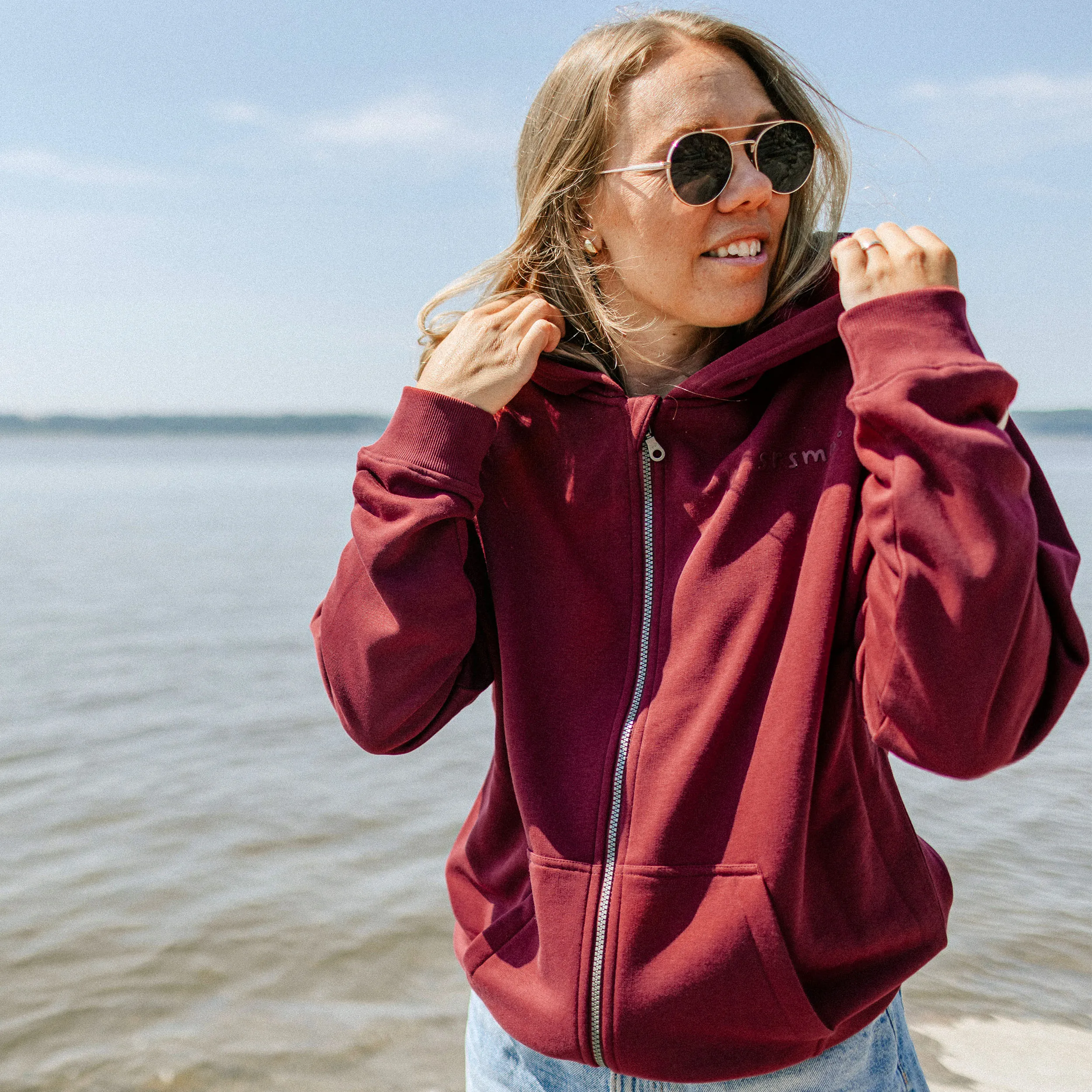 Chandail à capuchon et fermeture éclair bourgogne en coton ouaté, adulte || Burgundy hoodie with a zipper in cotton, adult