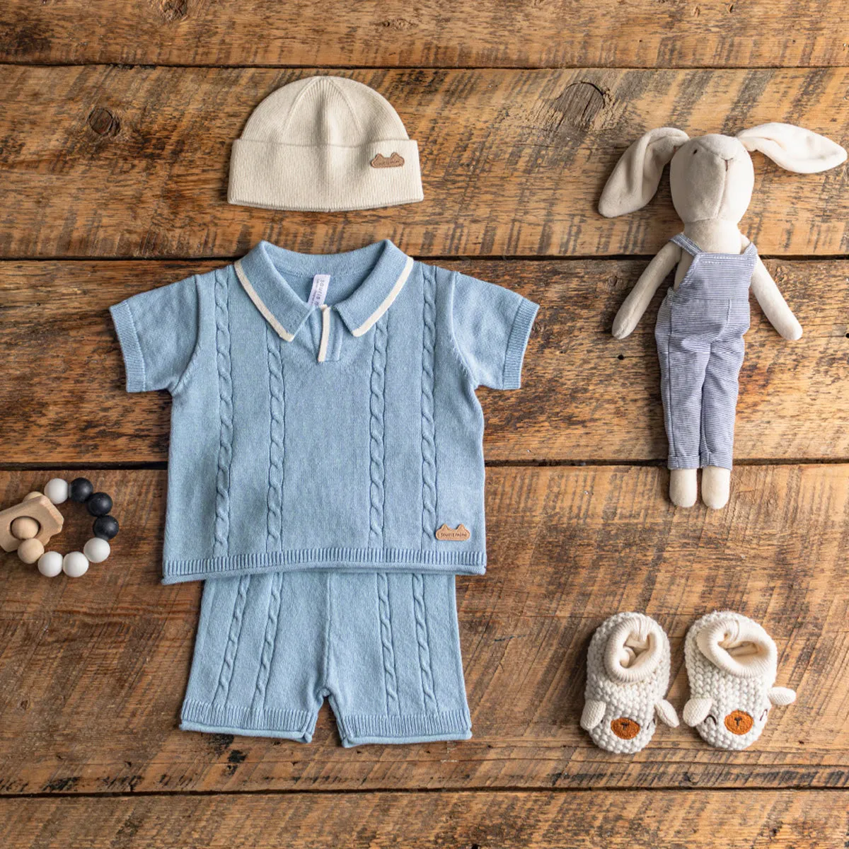 Polo bleu pâle en tricot, naissance || Pale blue knit polo shirt, newborn