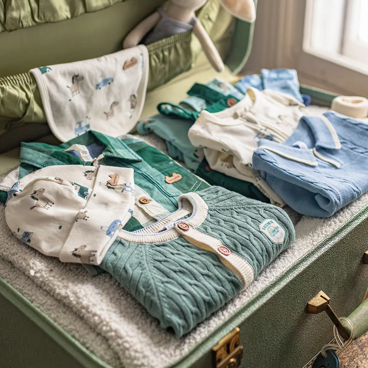 Polo bleu pâle en tricot, naissance || Pale blue knit polo shirt, newborn