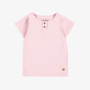 T-shirt rose pâle en tricot côtelé irrégulier, enfant || Pale pink t-shirt in irregular rib knit, child